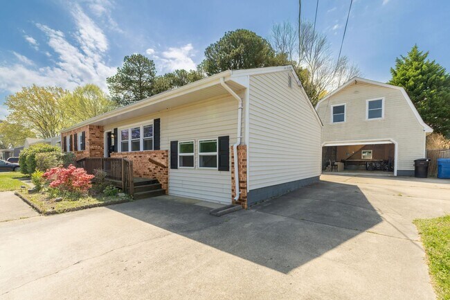 Building Photo - 4 Bed 2 Bath Home for Rent in Virginia Beach!