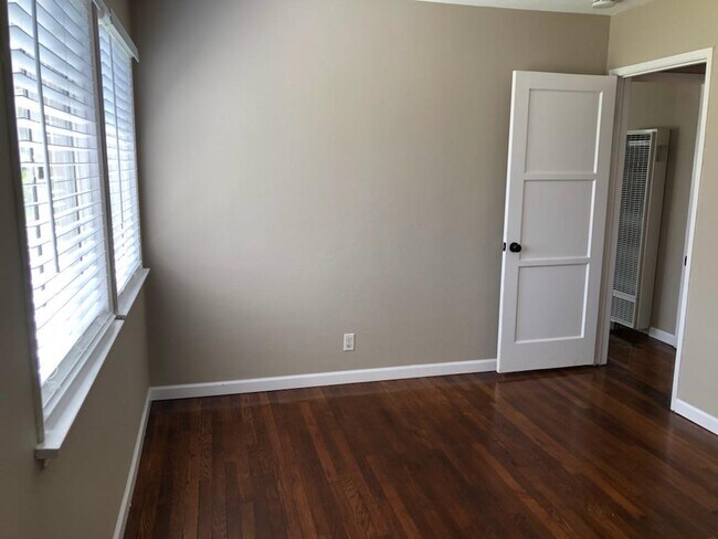 Building Photo - 502 N Rosemary Ln