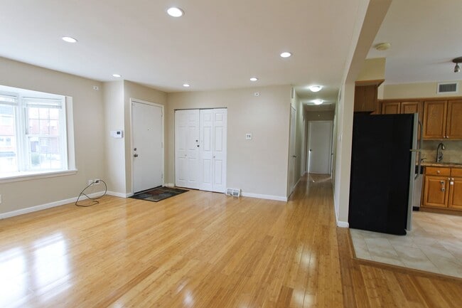 Building Photo - 617 Renz St