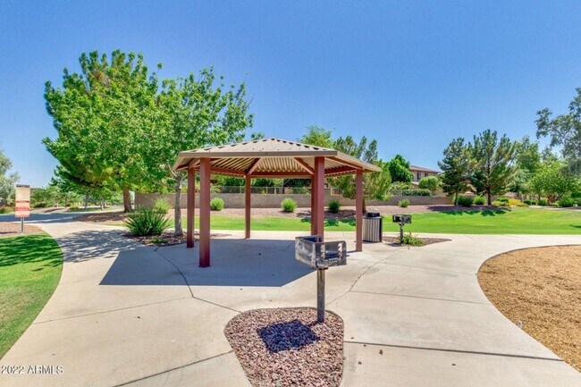 Building Photo - Beautiful 5 bedroom, 3 bathroom home in Surprise AZ