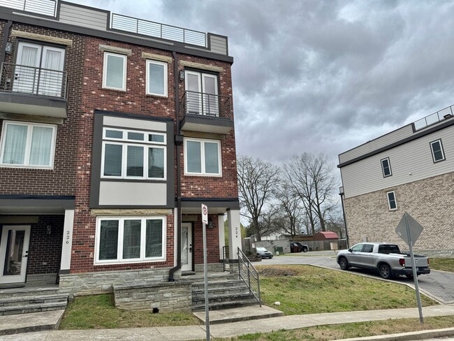 Building Photo - 3 Bed, 3.5 Bath Home w/ 2 Car Garage and Lake Views