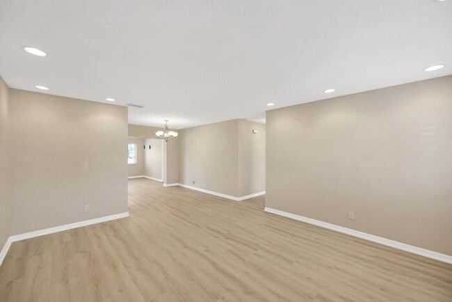 Building Photo - 2 BR, 2 BA Home in the Mainlands on the 18...