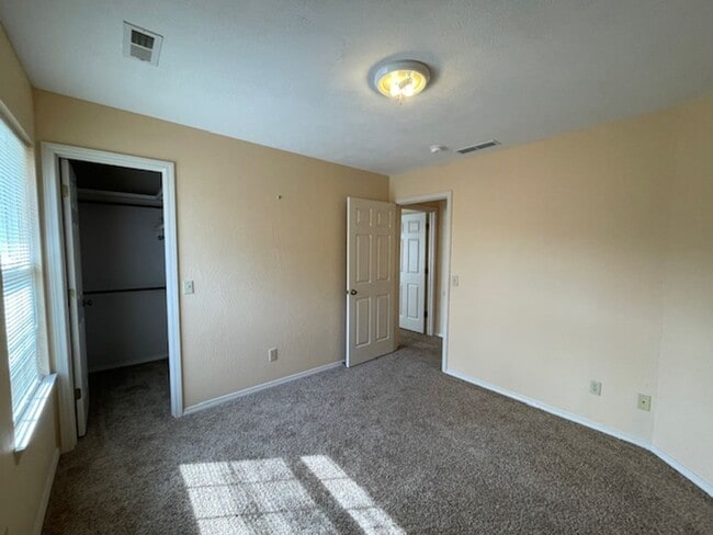 Building Photo - 4 Bedroom Home in SE Springfield!