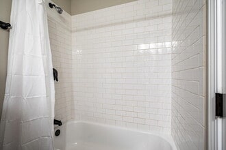 Building Photo - Gorgeous Atlanta House, Close to Parks & Amenities