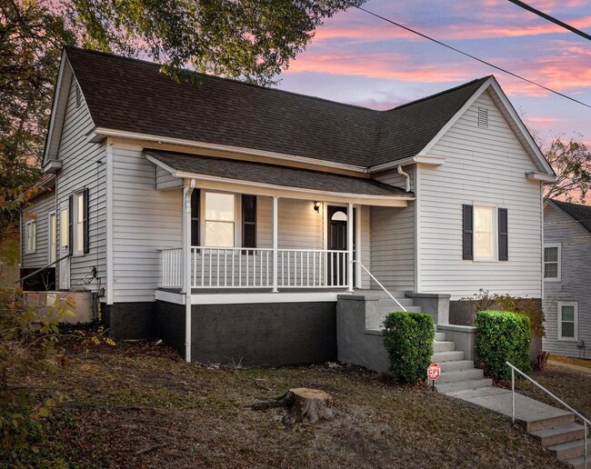 Primary Photo - Updated 2 bed, 2 bath bungalow close to do...