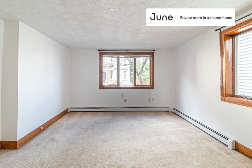 Building Photo - Private bedroom in 5 bed/2 bath Home