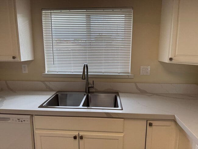 Building Photo - Seaside Home