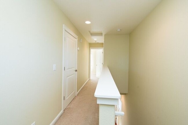Building Photo - Now Waitlisting For February Move-in! Springwater Corridor 3-Bedroom Townhome For Rent.