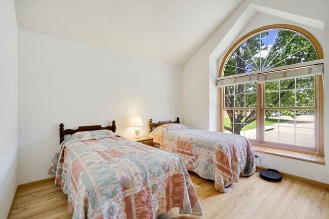 Building Photo - 3 Bedroom, 3 Bathroom backing to Southridg...