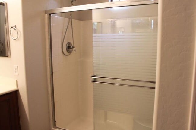 Building Photo - 3 Bedroom in Lyons Gate!