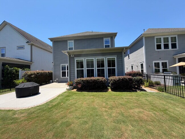 Building Photo - Beautiful Four Bedroom Fully Furnished Home Located in The Walk!
