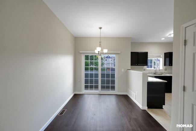 Building Photo - Spacious Townhome in Aurora