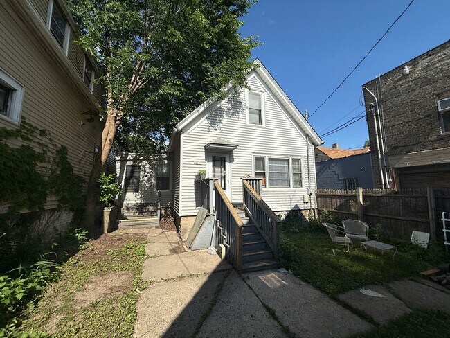 Building Photo - 2661-61B N Fratney St