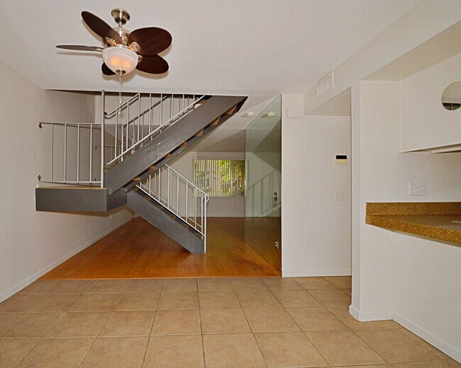 Building Photo - "Discover Your Oasis: Spacious 3-Bed Condo with Granite Touches in Palm Springs!"