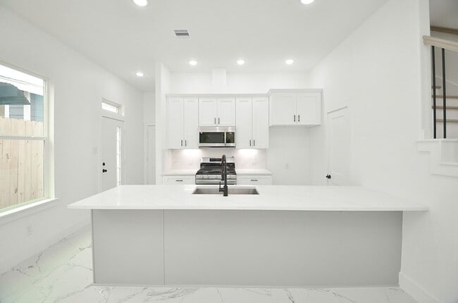 Building Photo - 9312 Waller St