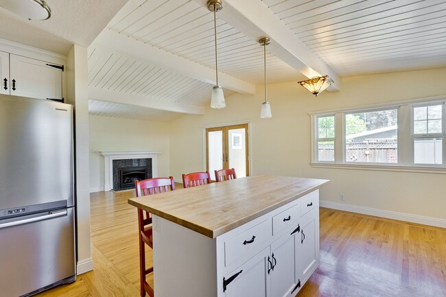Building Photo - Beautifully Remodeled Home in Prime Cambri...