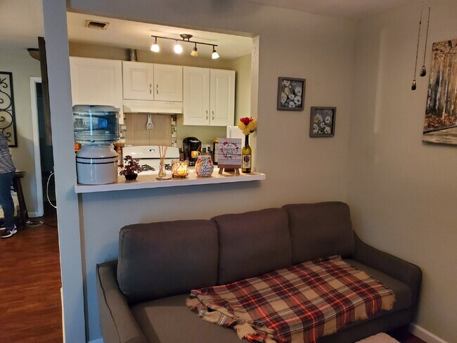 Building Photo - Cozy 1 Bed, 1 Bath Duplex A Block From Woodlawn Lake