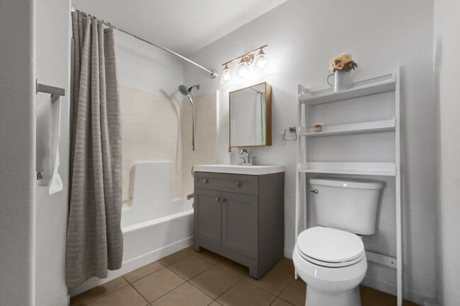 Building Photo - Luxurious Modern Condo in Alhambra ? Move-In Special: Get 2 Weeks Free