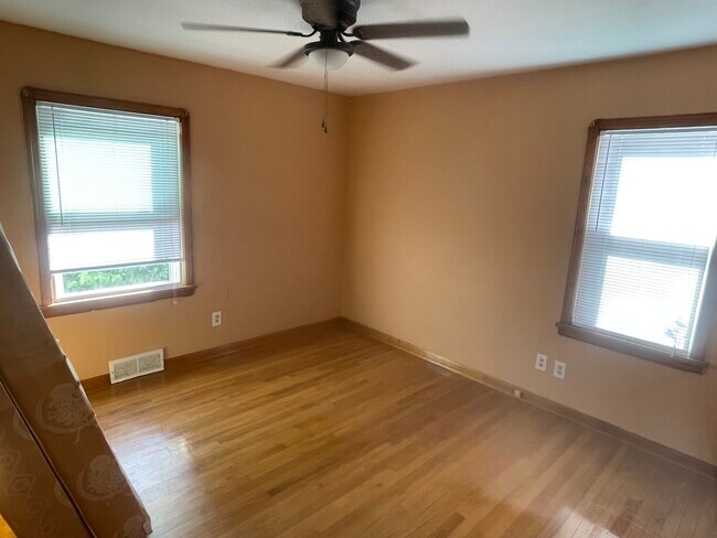 Building Photo - 3806 Longwood Ave