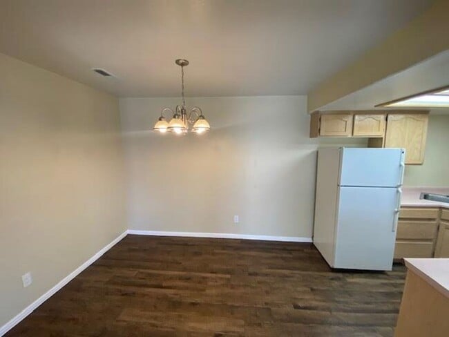 Building Photo - 3 bed, 2 bath Twin Home