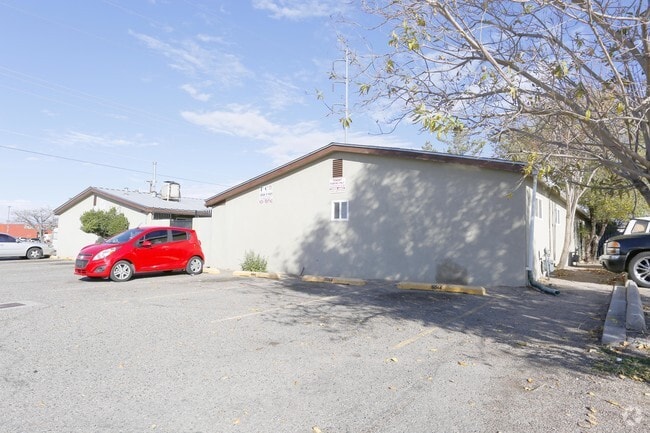 Primary Photo - Spacious 2 Bedroom Apartment with Fireplace