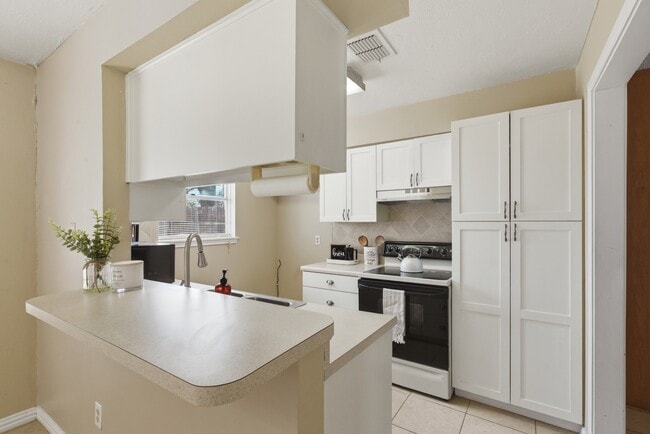 Building Photo - 13627 Greenway Dr