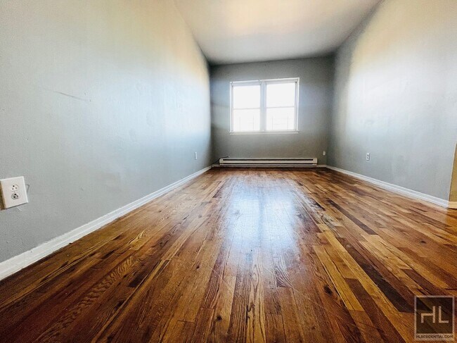 Building Photo - Your Charming & Spacious 3 Bed Apartment! ...