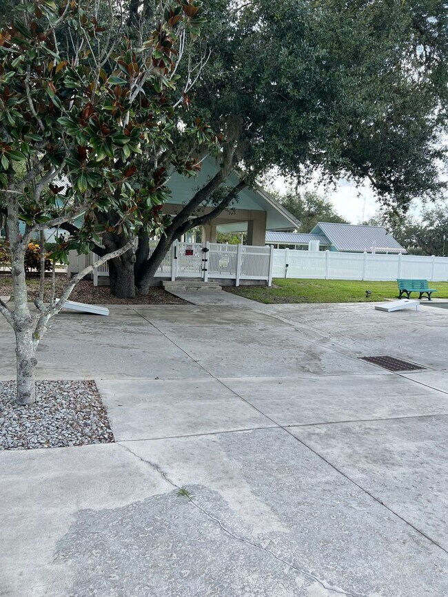 Building Photo - Heritage Oak Park Gated Commmunity