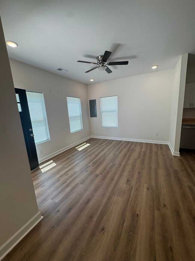 Building Photo - Hicks Duplex