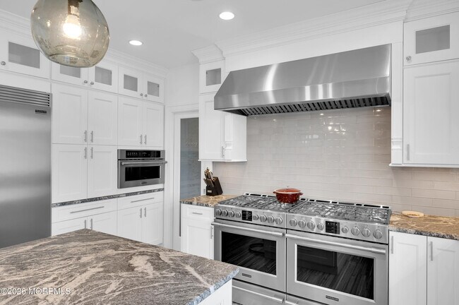 Building Photo - 18 Culebra Ave