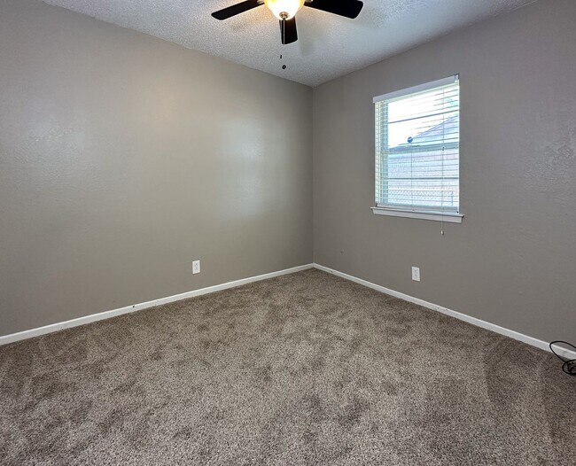 Building Photo - Charming 3-Bedroom, 2-Bathroom Home – Avai...
