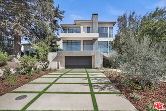 Building Photo - 318 S Medio Dr
