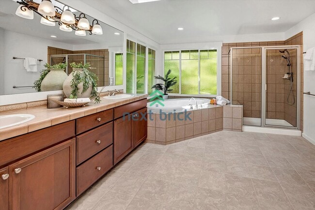 Building Photo - Spacious Home in Desirable Bellevue Neighb...