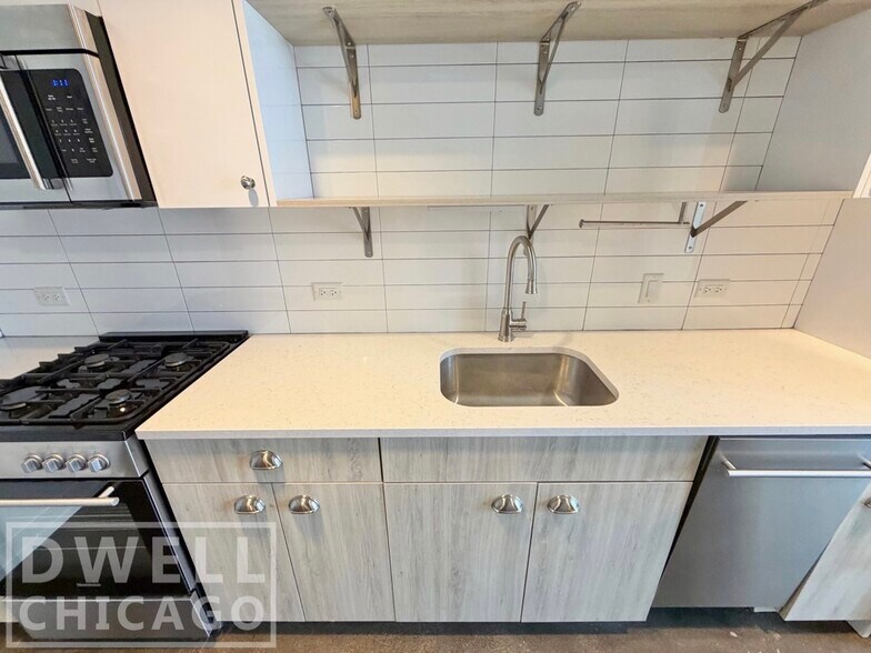 Building Photo - 110 W Chicago Ave