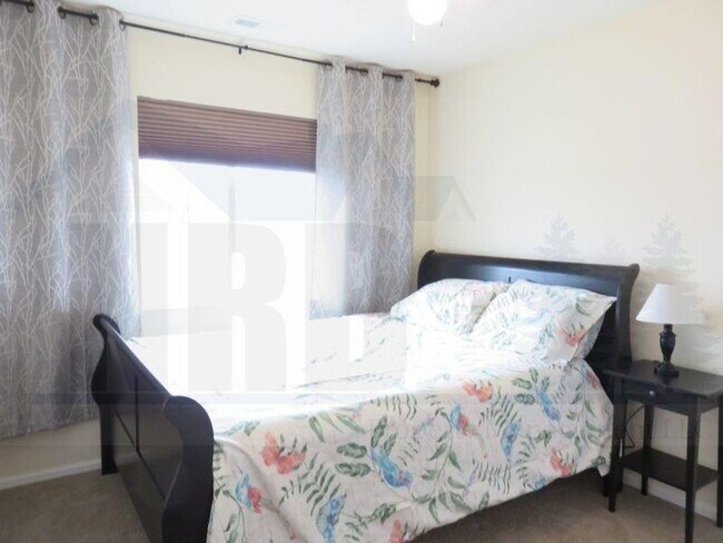 Building Photo - Beautiful 4 Bedroom Home located in a Gate...