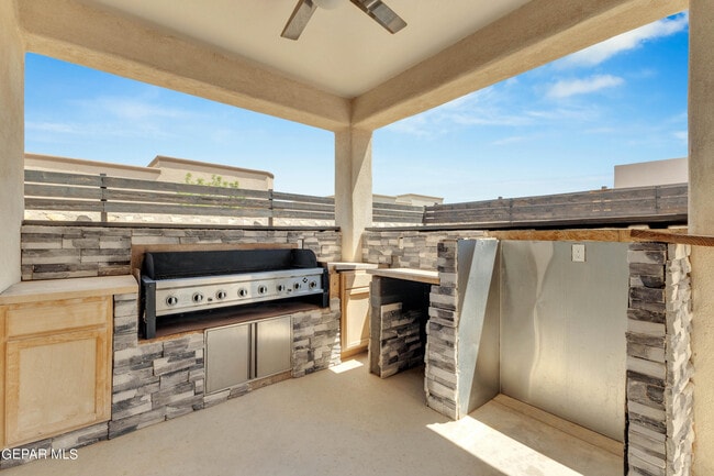 Building Photo - 1044 Gaitan St