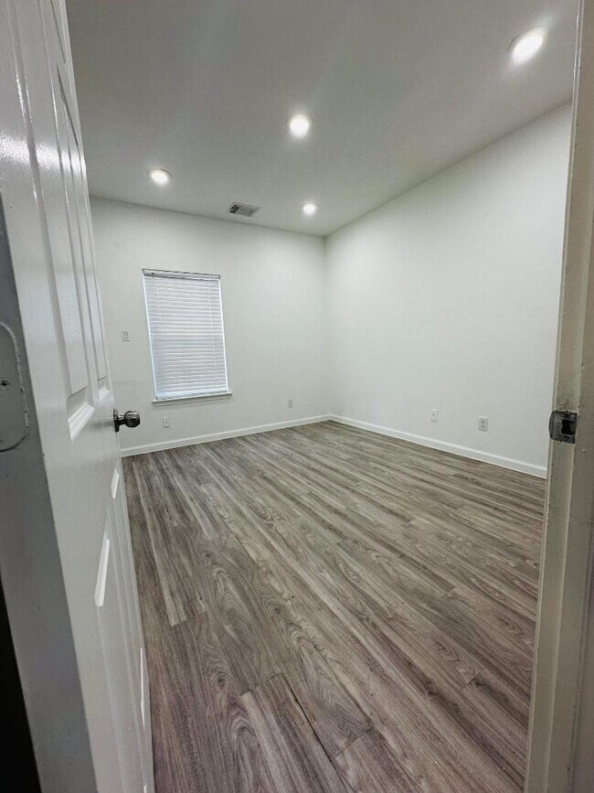 Primary Photo - 6946 Paris St