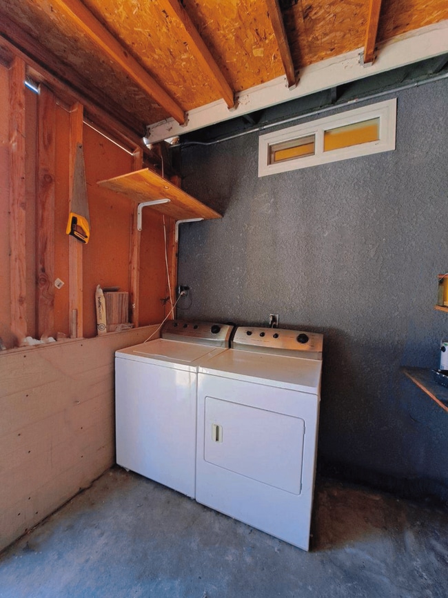 Building Photo - 2-bedroom Single Family Home with Solar!