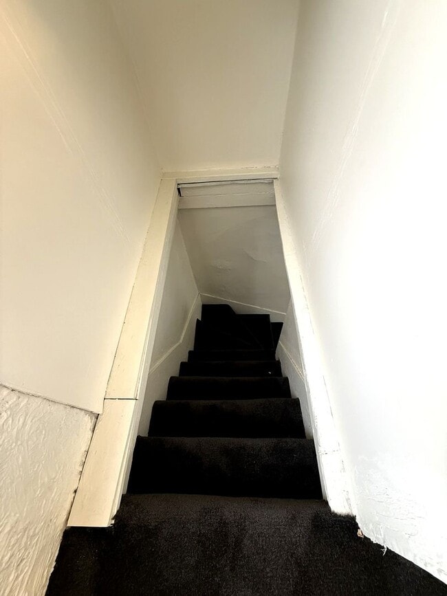 Building Photo - 704 W Main St