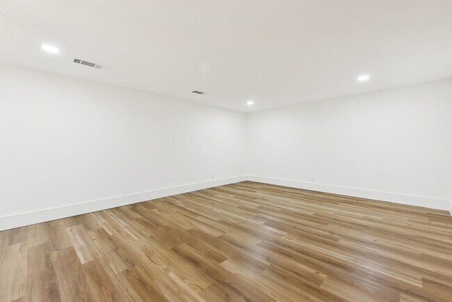 Building Photo - 202 E Caddo St
