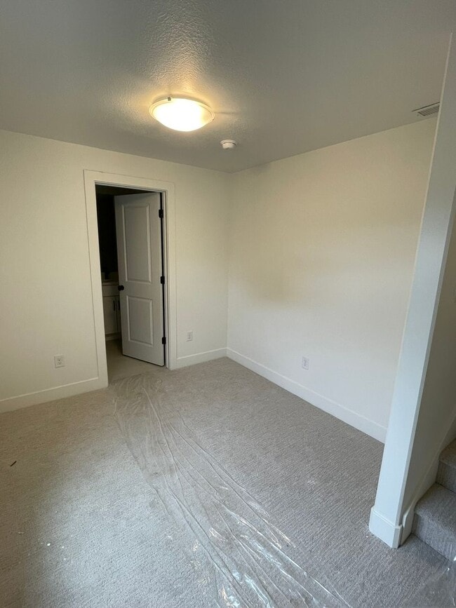 Building Photo - 4 Bed/3.5 Bath, 2-Car Garage