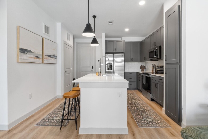 Building Photo - 1301 Leah Ave