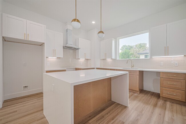 Building Photo - 6021 Maybell St