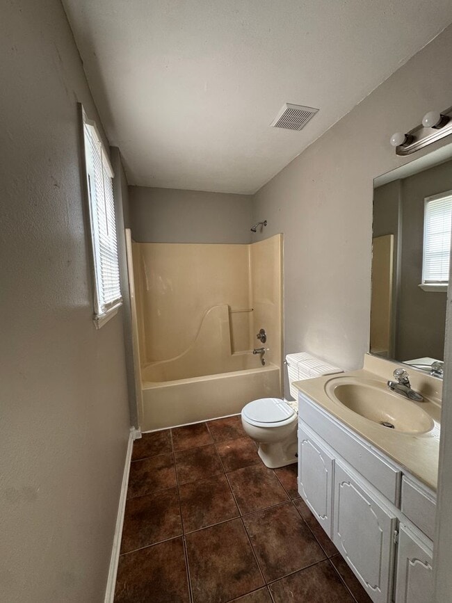 Building Photo - 3 Bed / 2 Bath off of South Caraway Available Now