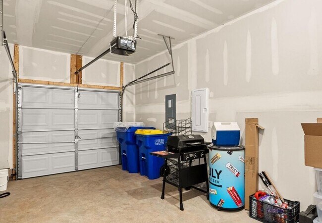 Building Photo - 310 Maple Run Dr