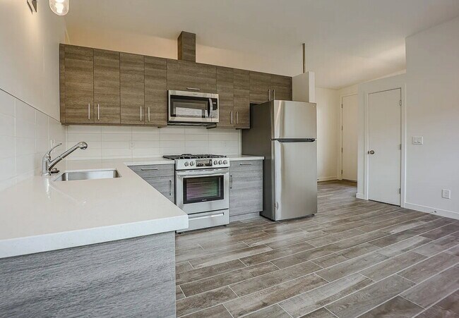 Building Photo - Chic North Central Newer Duplex!