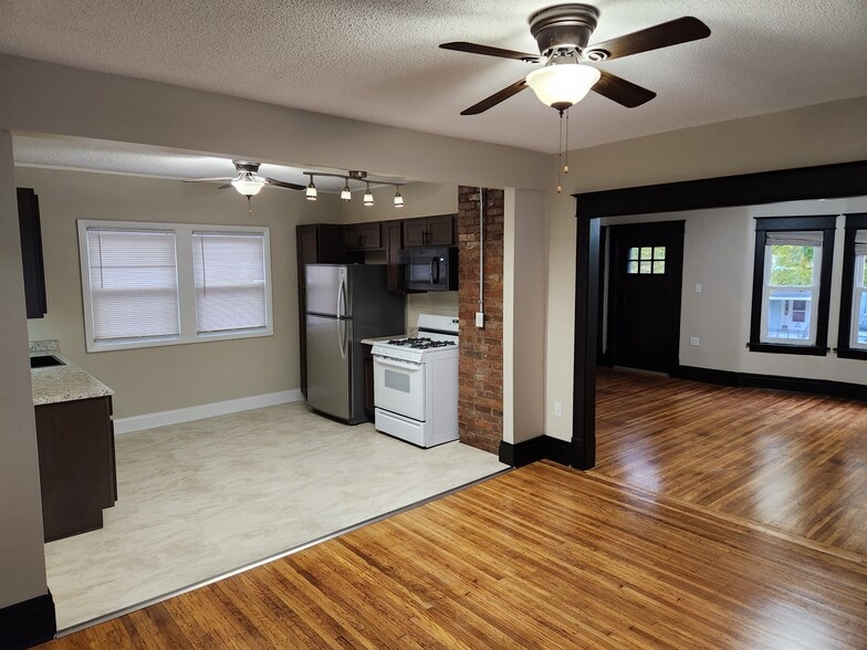 Building Photo - 17 Meriden St