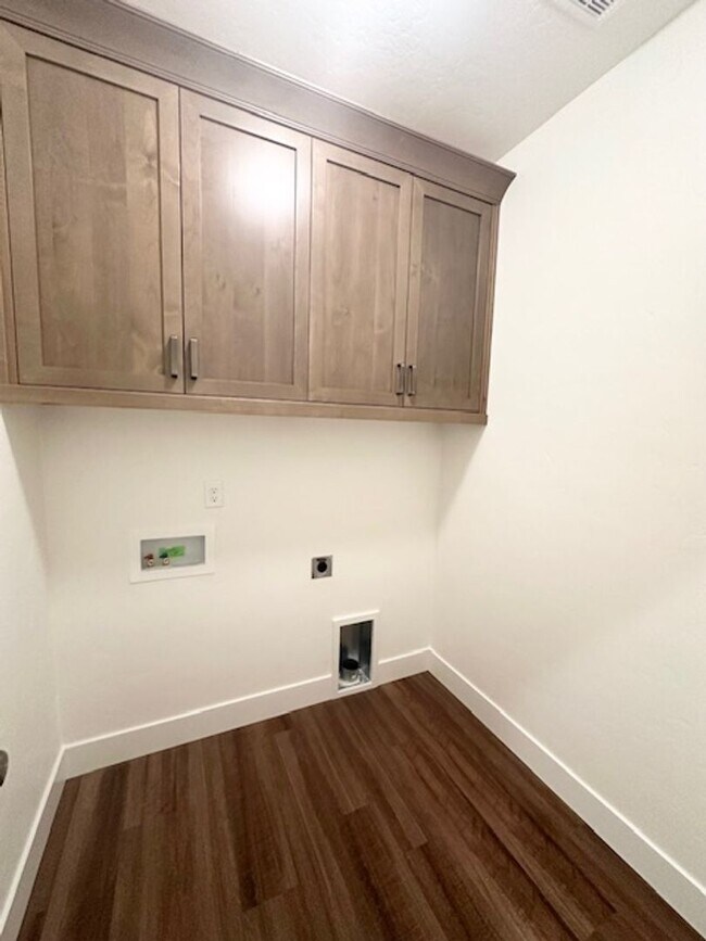 Building Photo - Beautiful 1 year old home available now!