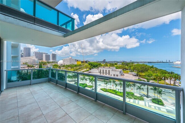 Building Photo - 900 Biscayne Blvd