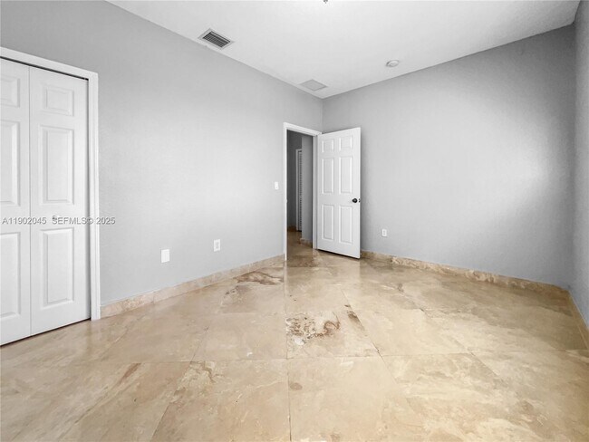 Building Photo - 1736 NE 9th Dr